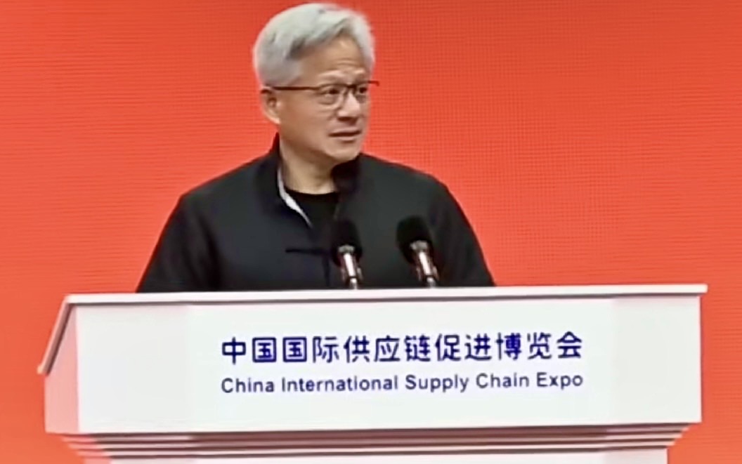 黄仁勋链博会中文演讲获瞩目 穿上唐装盛赞中国供应链',